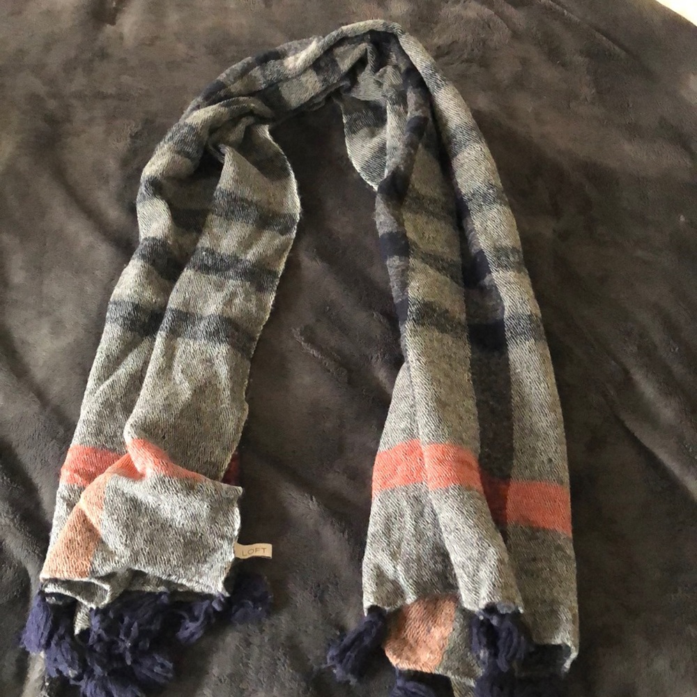 Loft. Winter scarf with tassels.